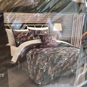 Ed Hardy  King reversible  8piece Bedding set new